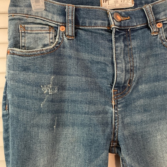 Women's Free People  Distressed Blue Jeans Flayed Hem Stretch Fabric Size 27 - Picture 4 of 9